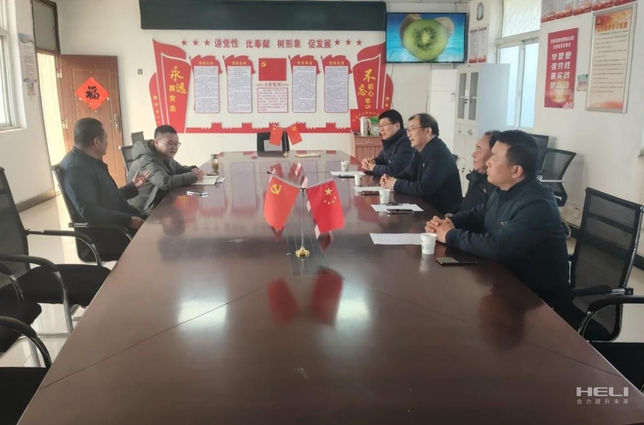 现场召开座谈会.jpg
