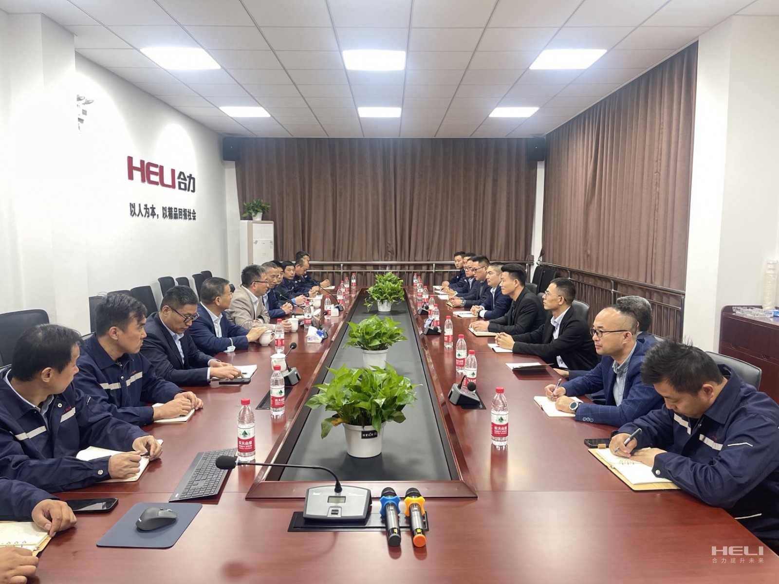 与上海3499拉斯维加斯昆山、嘉定分公司员工互换座谈.jpg